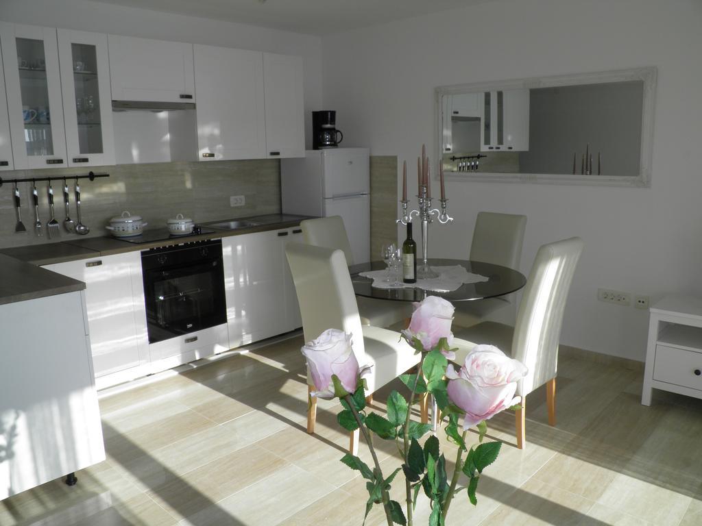 Apartments Perla Dinjiska Bagian luar foto