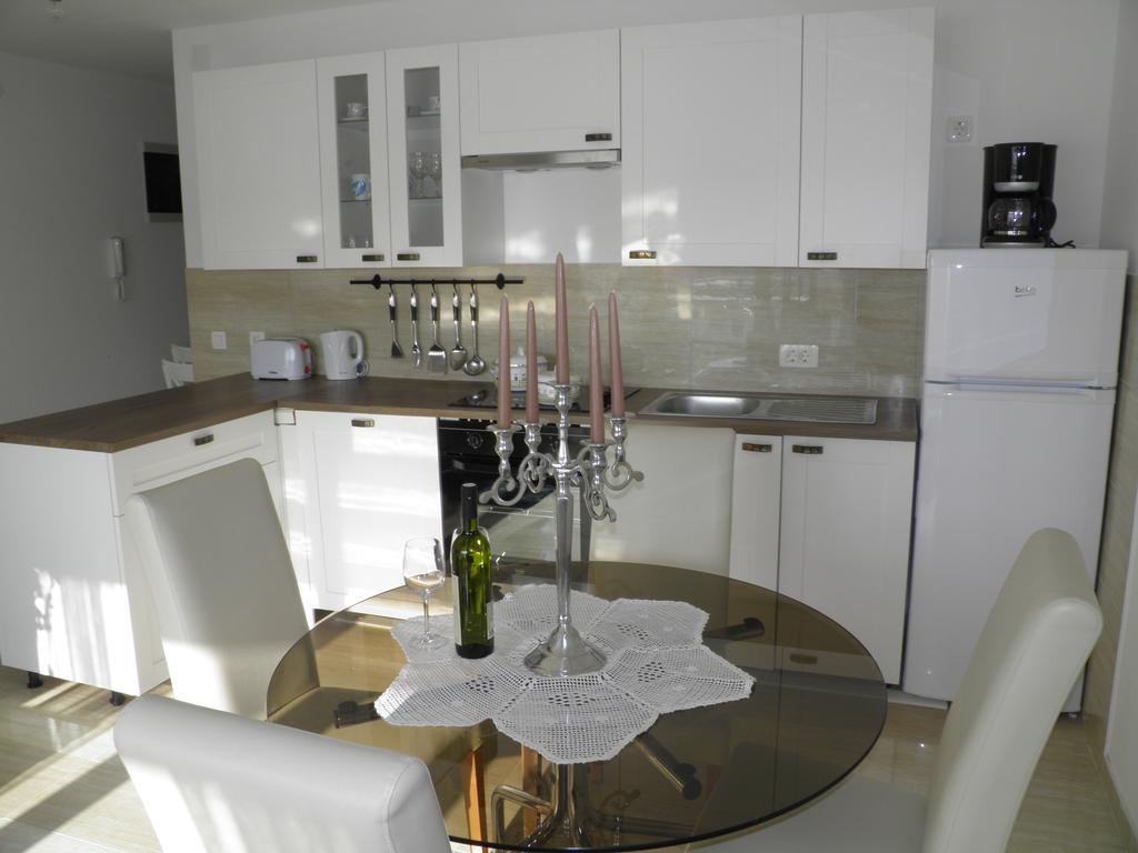 Apartments Perla Dinjiska Bagian luar foto