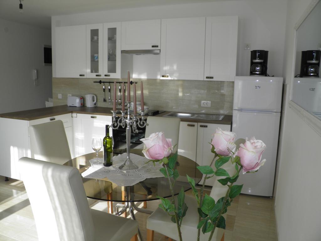 Apartments Perla Dinjiska Bagian luar foto