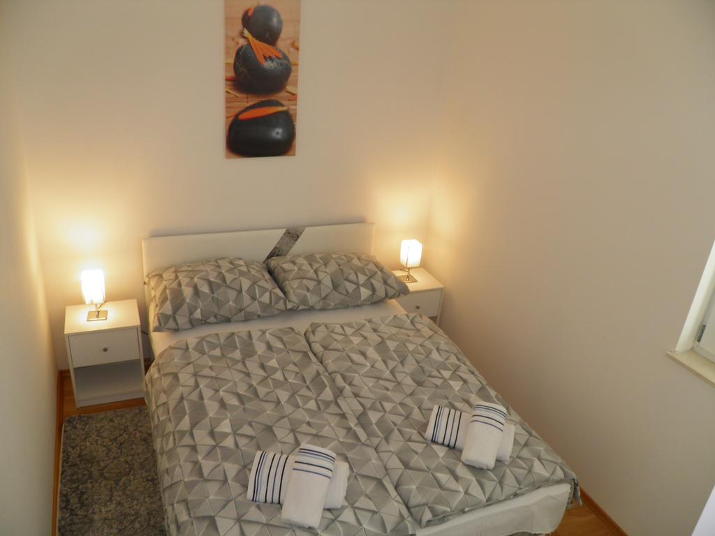 Apartments Perla Dinjiska Bagian luar foto
